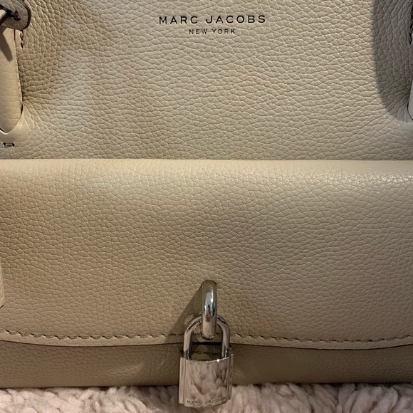 COPY - Marc Jacobs Lock That Leather Tote - Picture 3 of 8